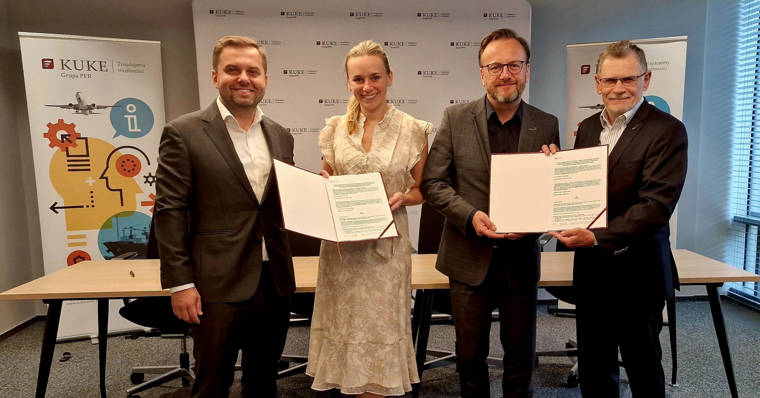 Od lewej: Janusz Władyczak (prezes KUKE), Katarzyna Kowalska (wiceprezes KUKE), Radosław Kwiecień (członek zarządu BGK) i Włodzimierz Kocon (wiceprezes BGK)