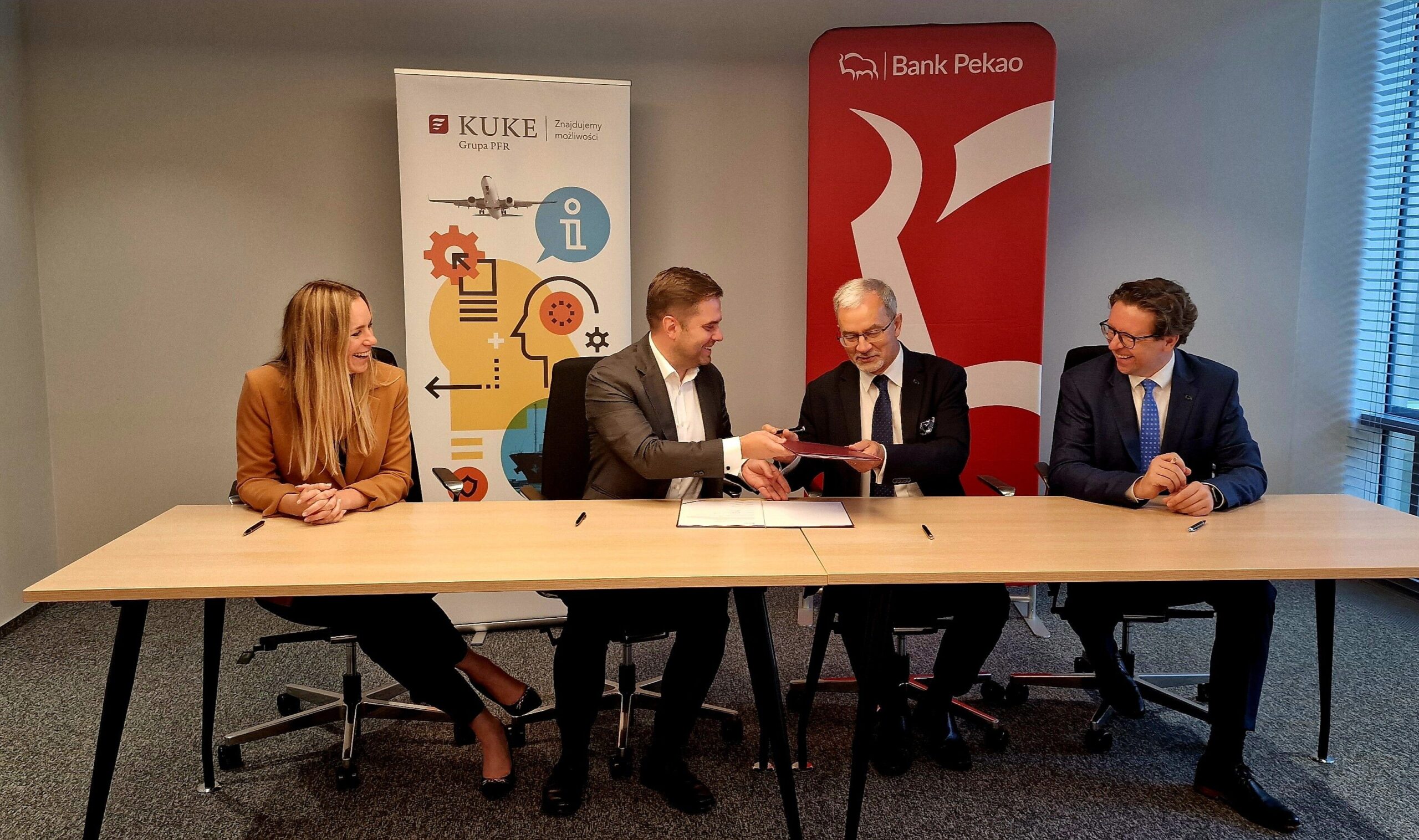 Od lewej:  Katarzyna Kowalska (wiceprezes KUKE), Janusz Władyczak (prezes KUKE), Jerzy Kwieciński (wiceprezes Pekao S.A.), Błażej Szczecki (wiceprezes Pekao S.A.).