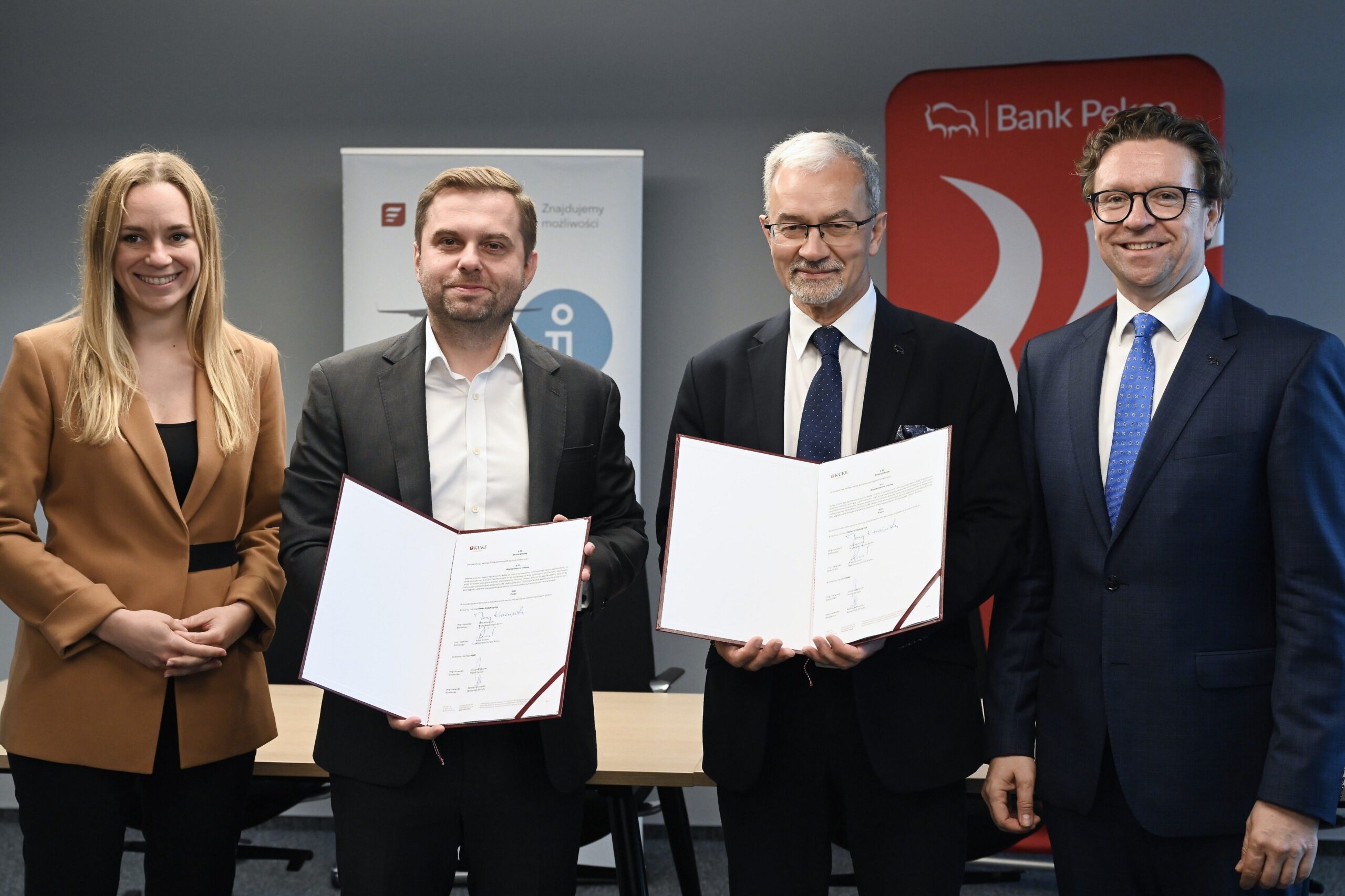 Od lewej:  Katarzyna Kowalska (wiceprezes KUKE), Janusz Władyczak (prezes KUKE), Jerzy Kwieciński (wiceprezes Pekao S.A.), Błażej Szczecki Jerzy Kwieciński (wiceprezes Pekao S.A.).