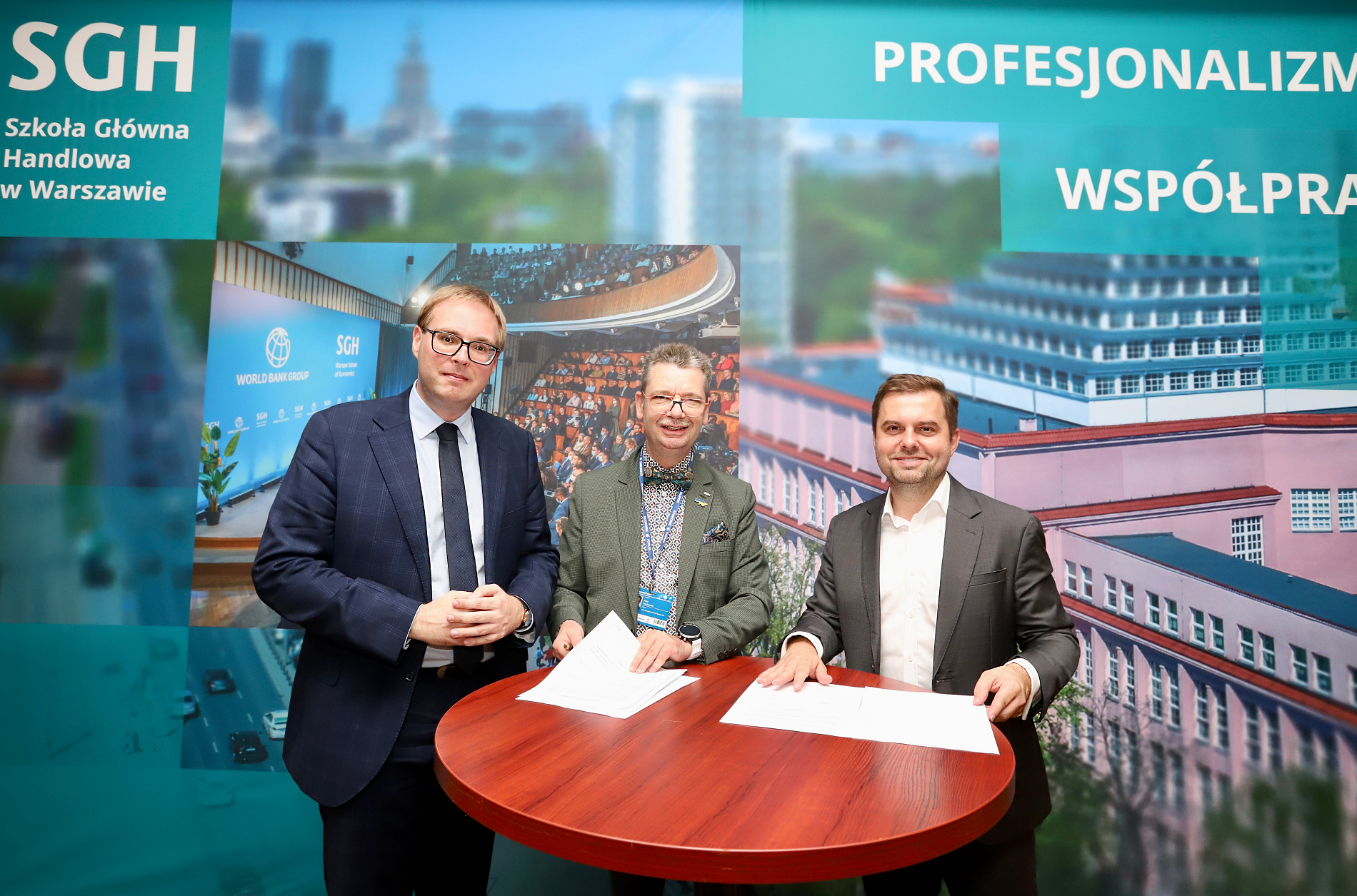 Od lewej: Jan Sarnowski - Członek Zarządu KUKE, prof. Piotr Wachowiak - rektor SGH, Janusz Władyczak - Prezes Zarządu KUKE