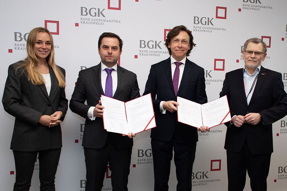 Od lewej: Katarzyna Kowalska (wiceprezes KUKE), Janusz Władyczak (prezes KUKE), Paweł Nierada (pierwszy wiceprezes BGK) i Włodzimierz Kocon (wiceprezes BGK)