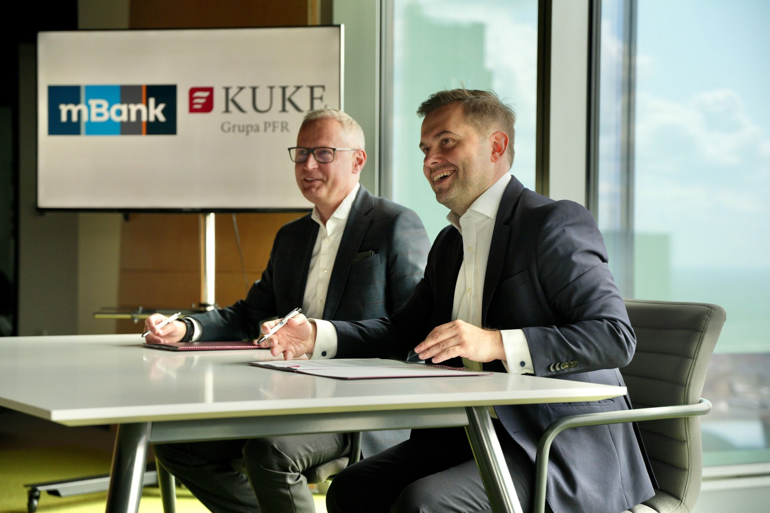 Od lewej: Adam Pers - wiceprezes mBanku, Janusz Władyczak - prezes KUKE