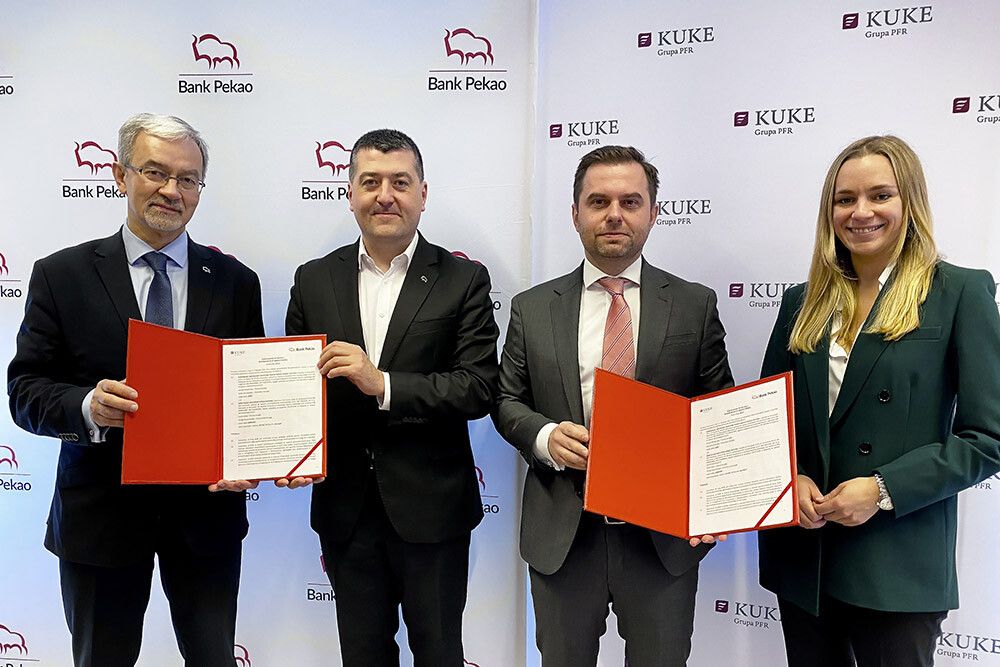 Od lewej: Jerzy Kwieciński (wiceprezes zarządu Pekao S.A.), Leszek Skiba (prezes zarządu Pekao S.A.), Janusz Władyczak (prezes zarządu KUKE) i Katarzyna Kowalska (wiceprezes zarządu KUKE)